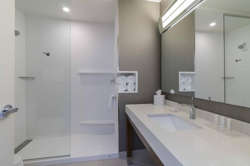 Guest room, 1 King, City view image 2