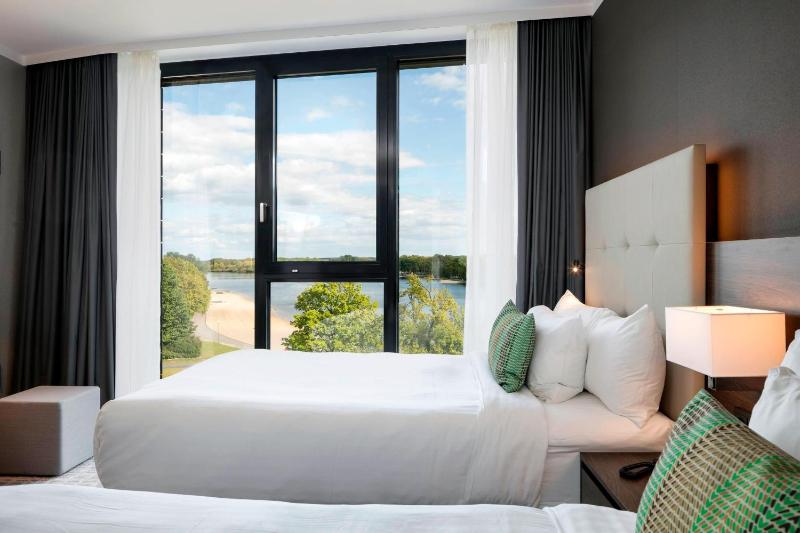 Standard Twin Room with Lake View image 1