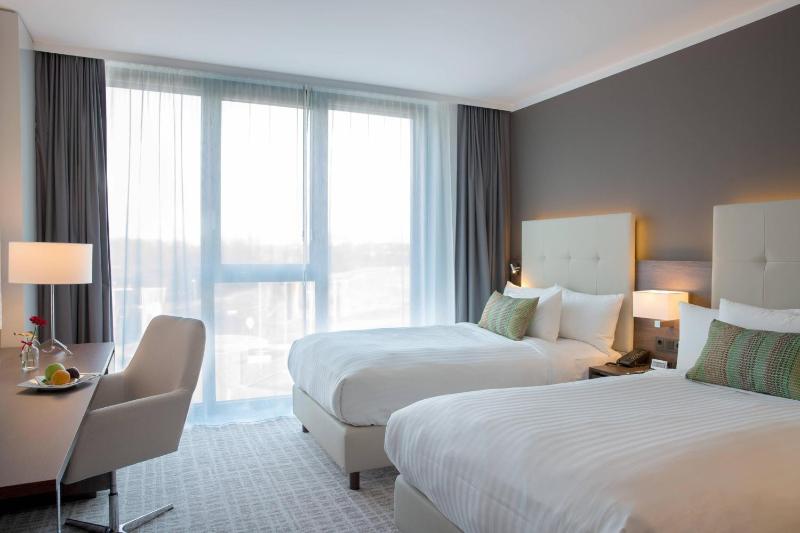 Standard Twin Room with Park View image 3
