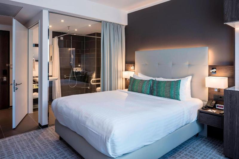 Standard Double Room with King Size Bed with Park View image 3