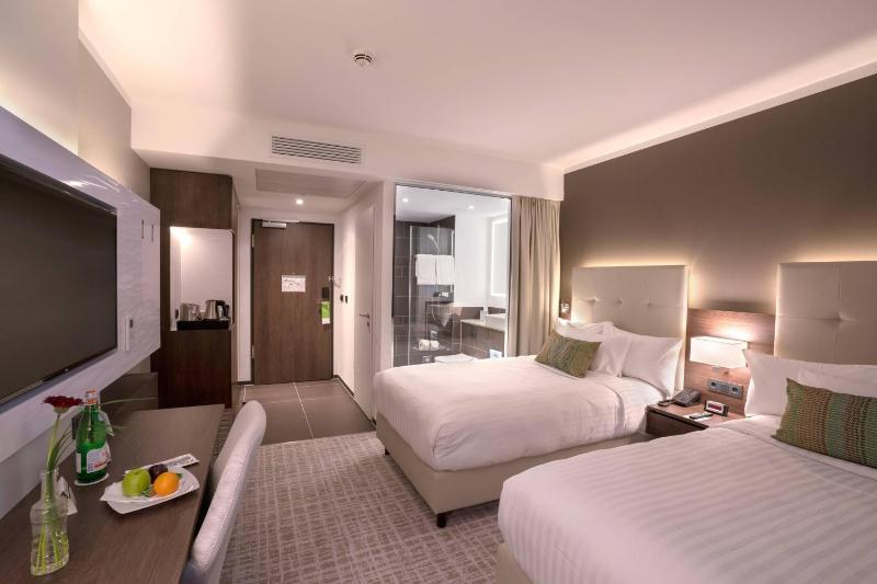 Standard Twin Room with Park View image 4
