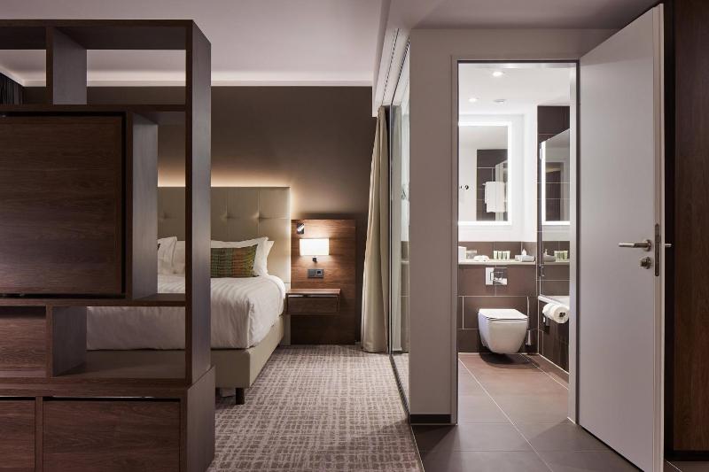 Long Stay Room with King Size Bed image 3