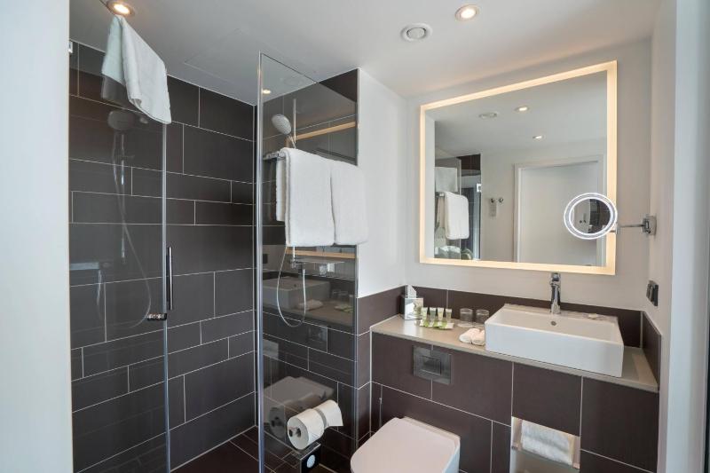 Standard Double Room with King Size Bed with Lake View image 4
