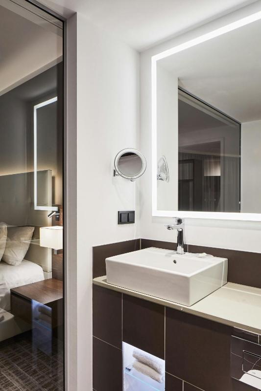 Standard Double Room with King Size Bed with Lake View image 2