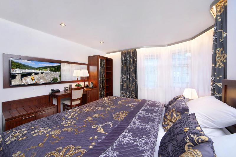 Deluxe Double Room with Extra Bed image 2