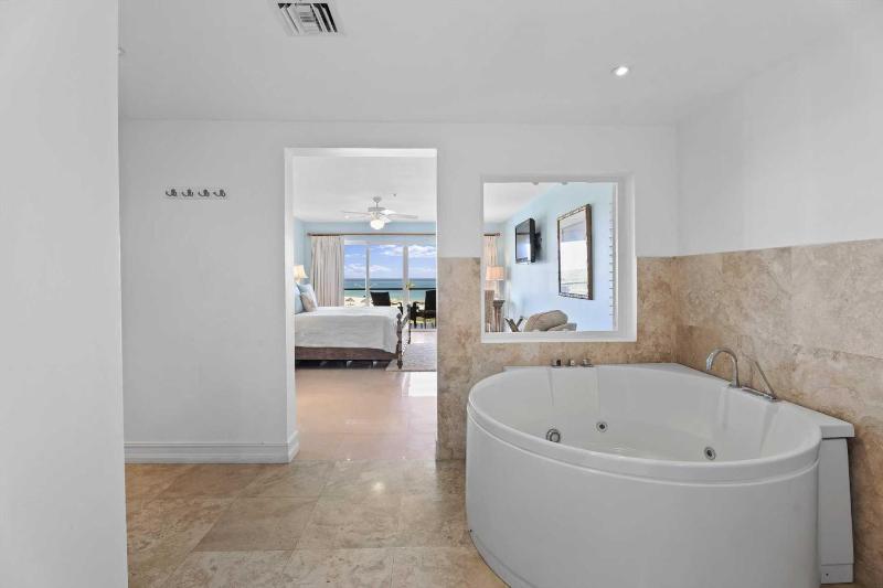 Beachfront - Royal Penthouse 3BR condo - BC352 - image 14