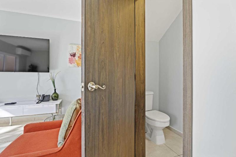 Eagle Beach- Private pool- LeVent townhome-LV130th - image 5