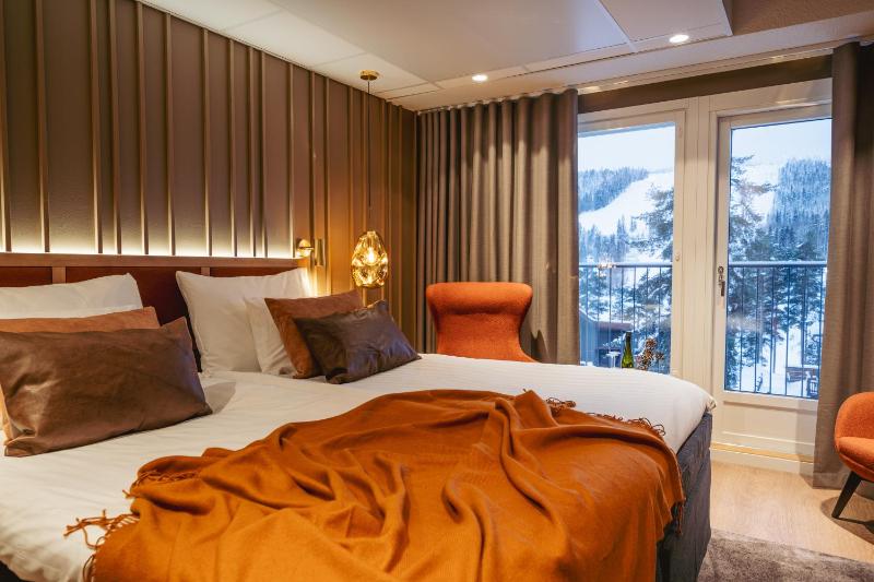 Superior King Room image 3
