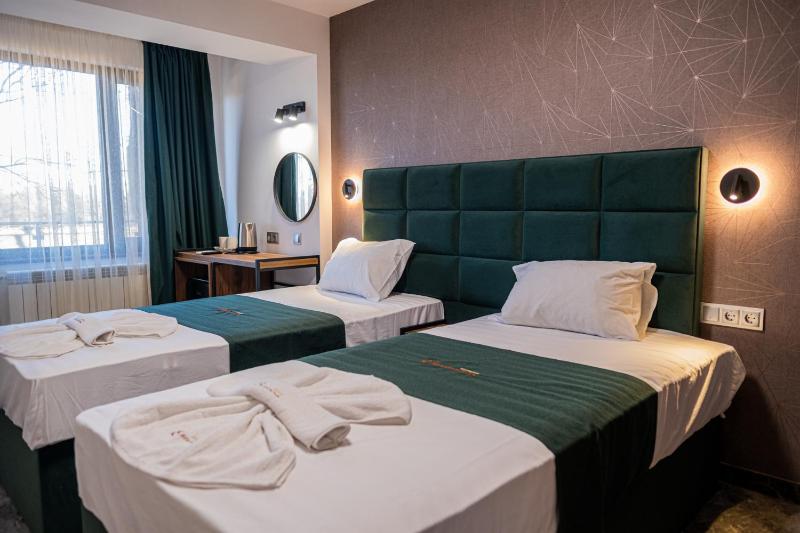 Deluxe Double or Twin Room image 2