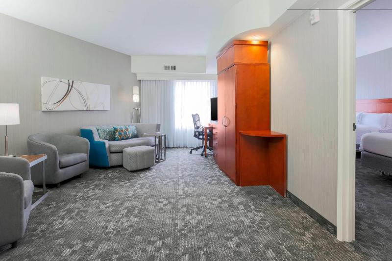 One Bedroom Suite, 1 Bedroom Larger Suite, 2 Queen, Sofa bed image 1