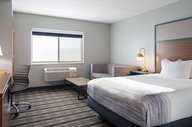 Queen Room - Mobility Access/Non-Smoking image 1