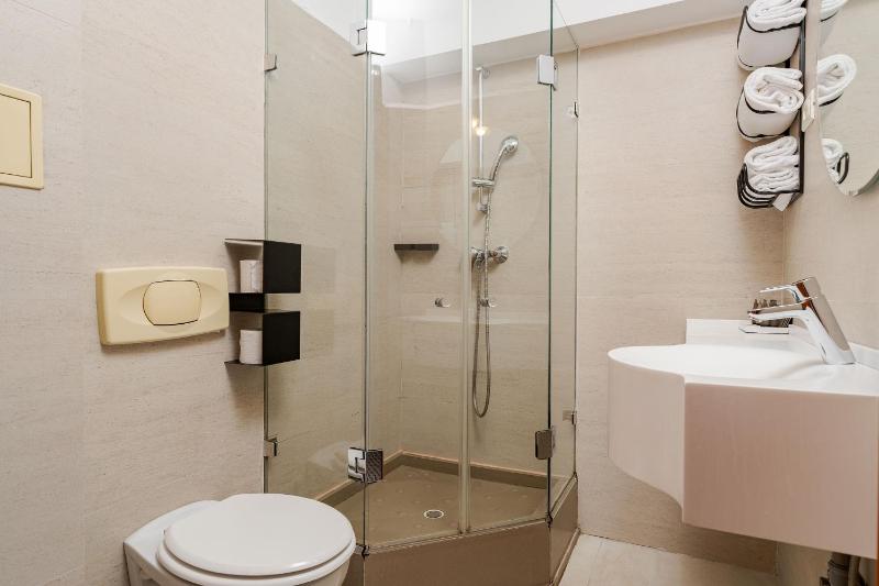 Standard Queen Room image 2