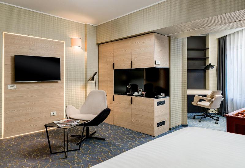 Executive Queen Room image 3