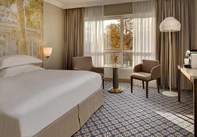 Deluxe Double Room with Park View image 3