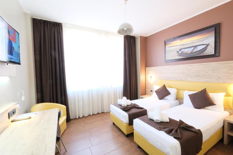 Large Twin Room image 3