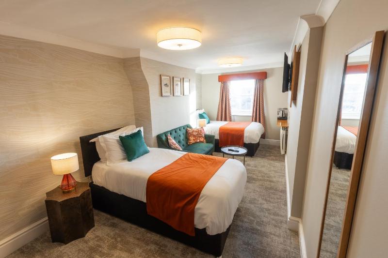 Standard Twin Room image 4