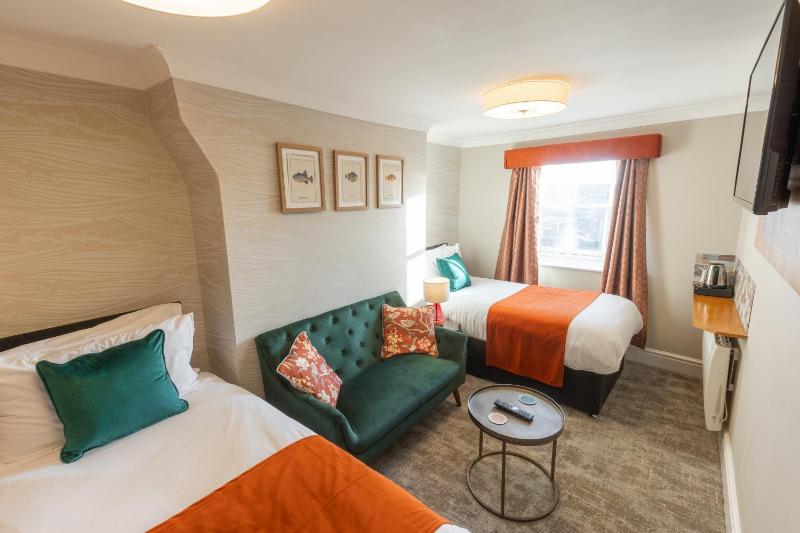 Standard Twin Room image 3