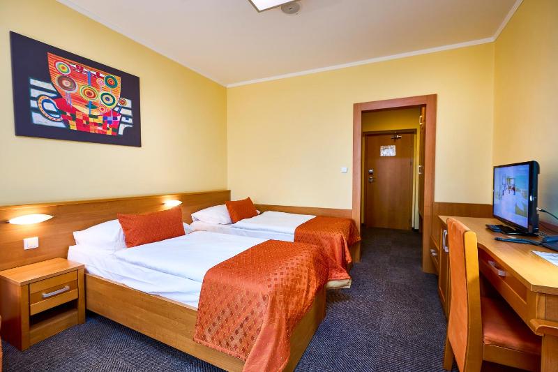 Deluxe Double or Twin Room with Balcony image 4