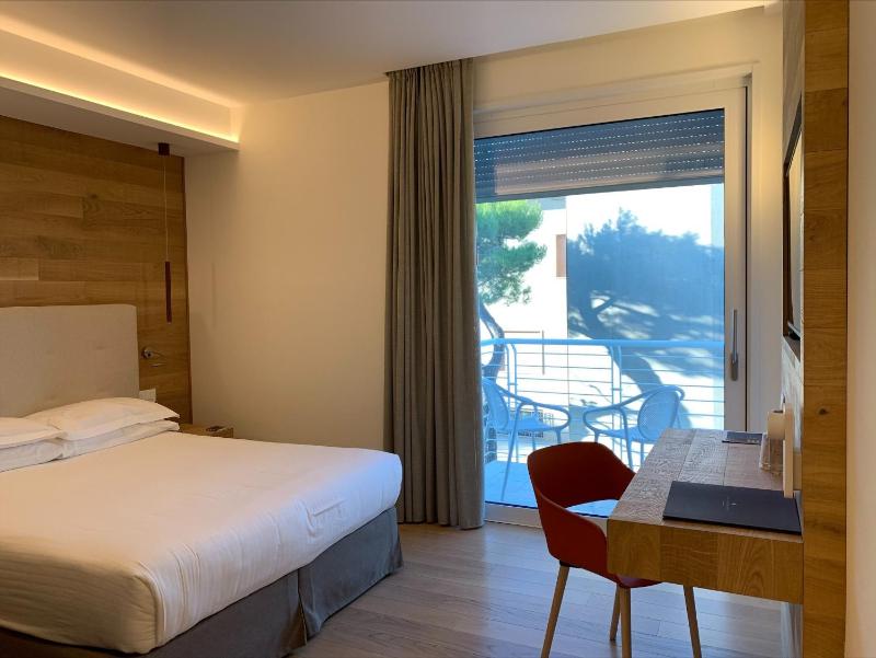 Standard Double or Twin Room with Balcony image 2