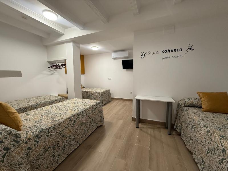 Standard Quadruple Room image 2