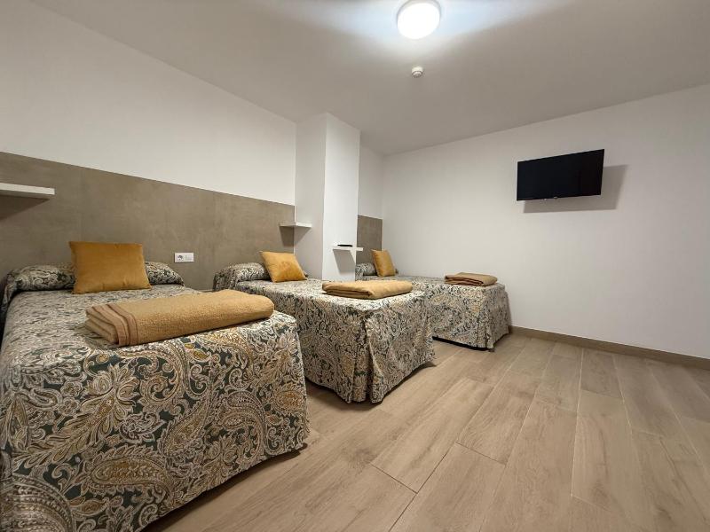 Triple Room with Private Bathroom image 4