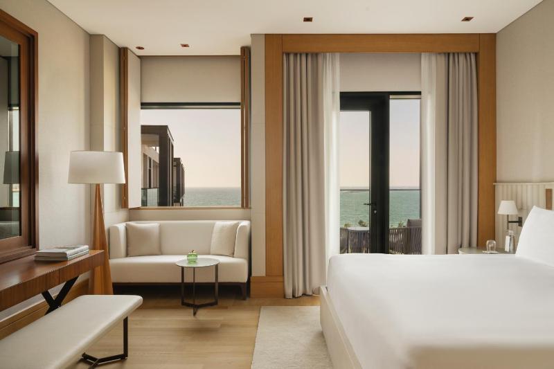 Rising Light King Room with Balcony and Sea View image 1