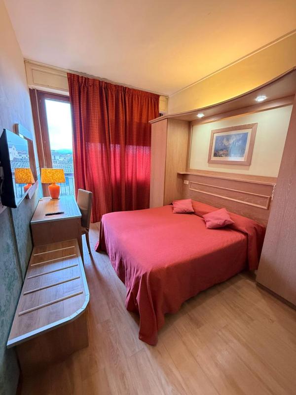 Double Room with Balcony image 4