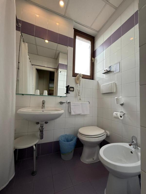 Double Room with Balcony image 3