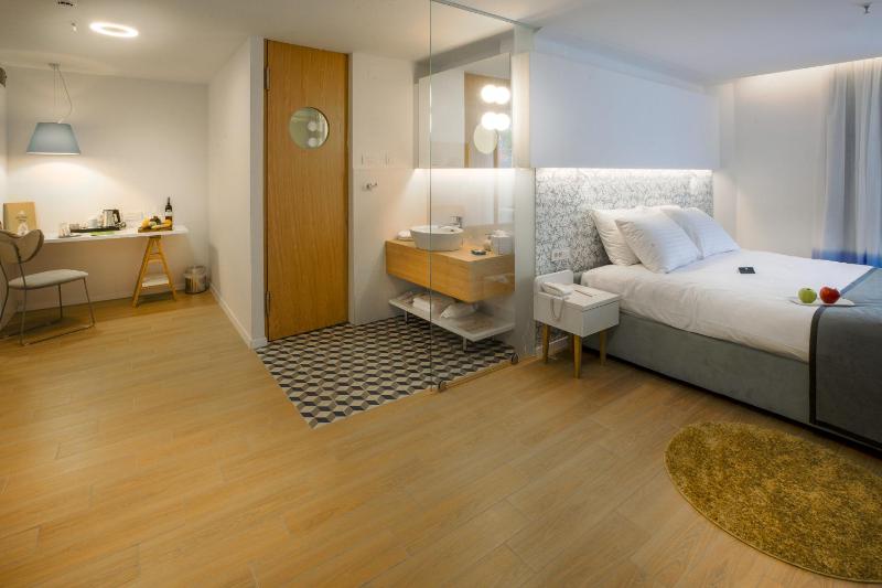 Double Room with Balcony image 3