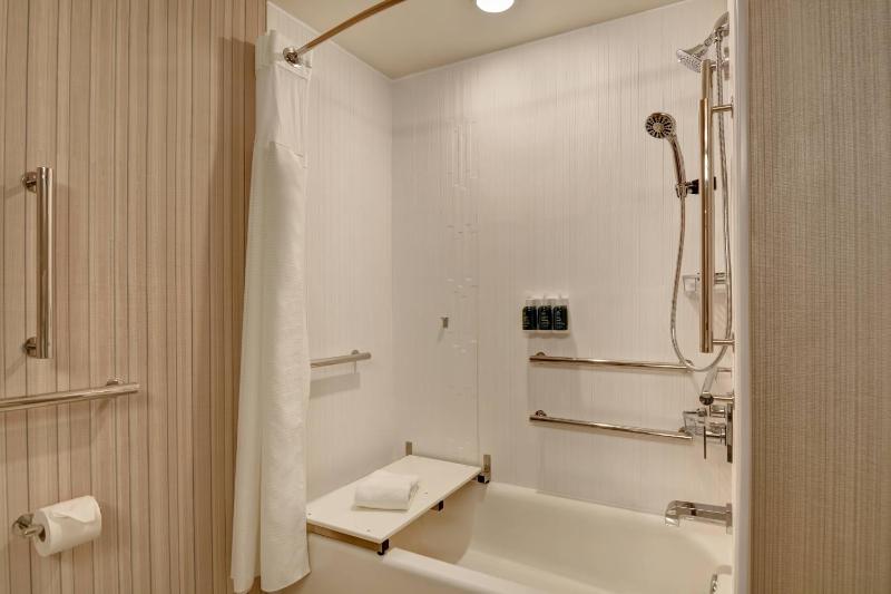 Guest room, 2 Queen image 4