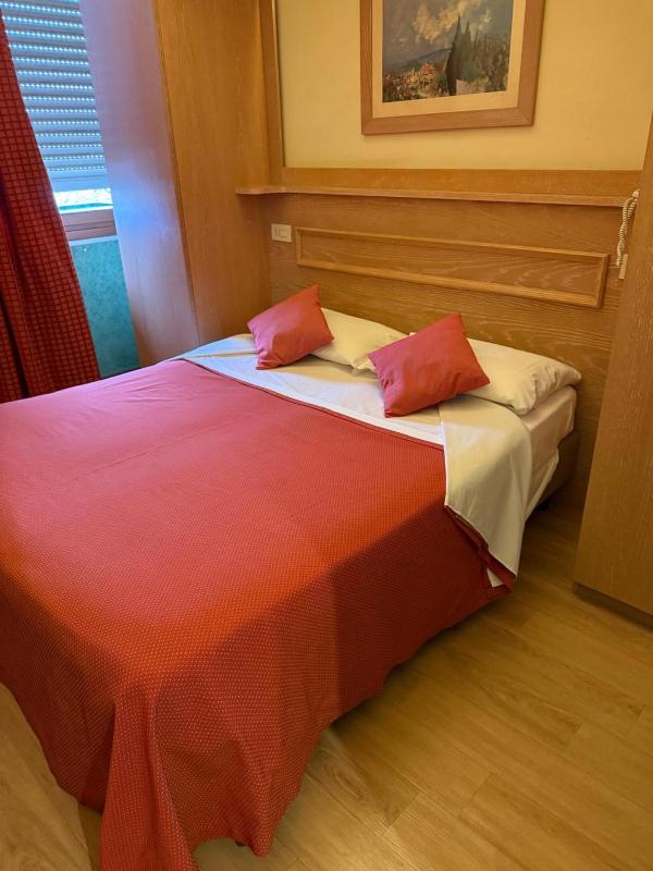 Double Room with Balcony image 2