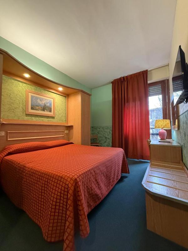Double Room image 3