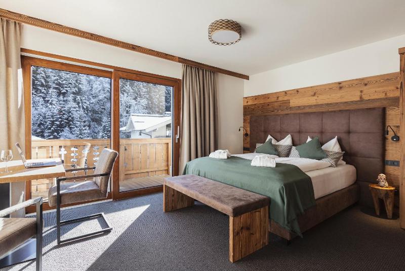 Deluxe Room with Kitchenette image 1