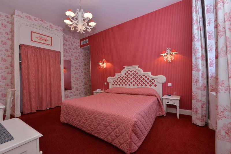 Quadruple Room with Private Bathroom image 3