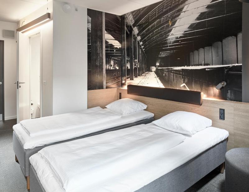 Standard Twin Room image 3