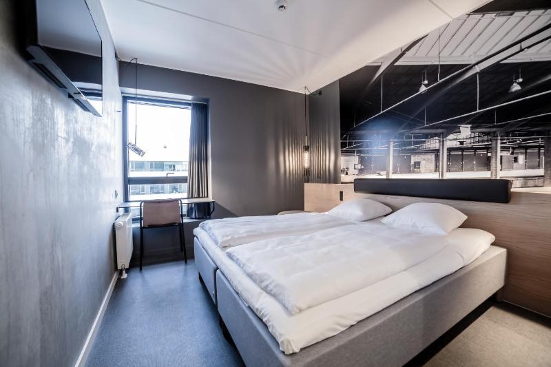 Standard King Room with Roll-In Shower image 1