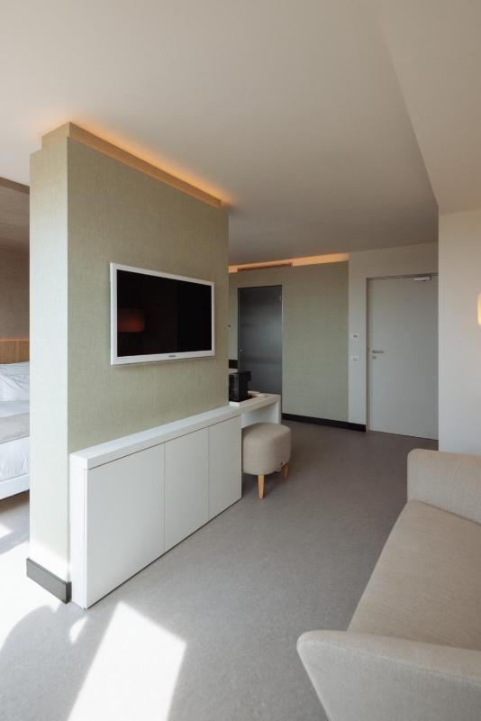 Junior Suite with Balcony image 1