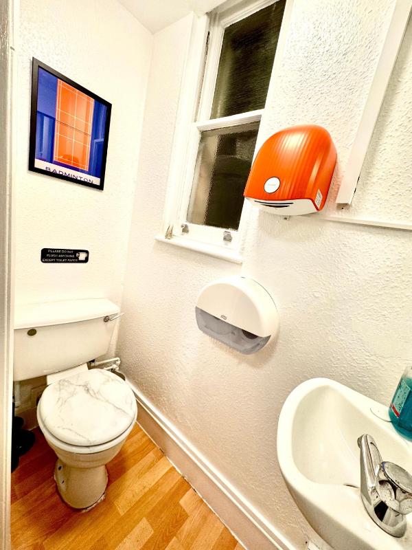 Twin Room with Shared Toilet image 3