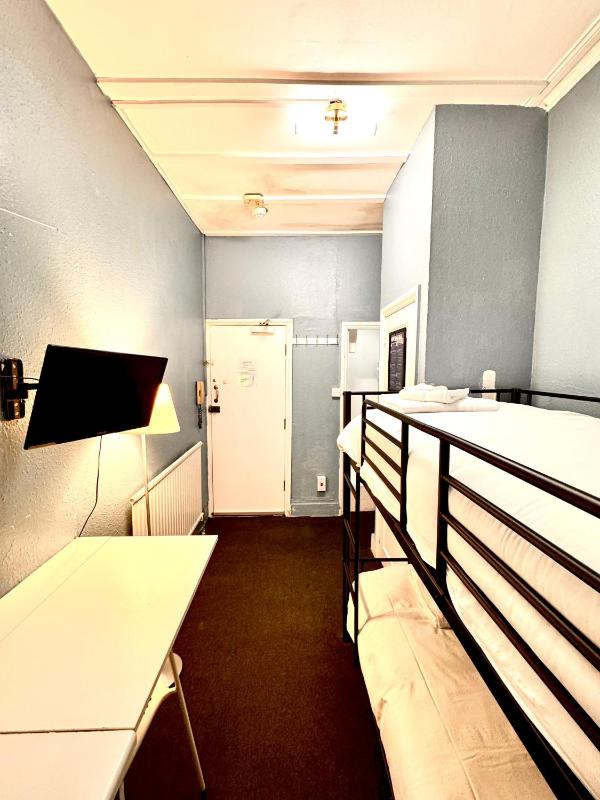 Twin Room with Shared Toilet image 4