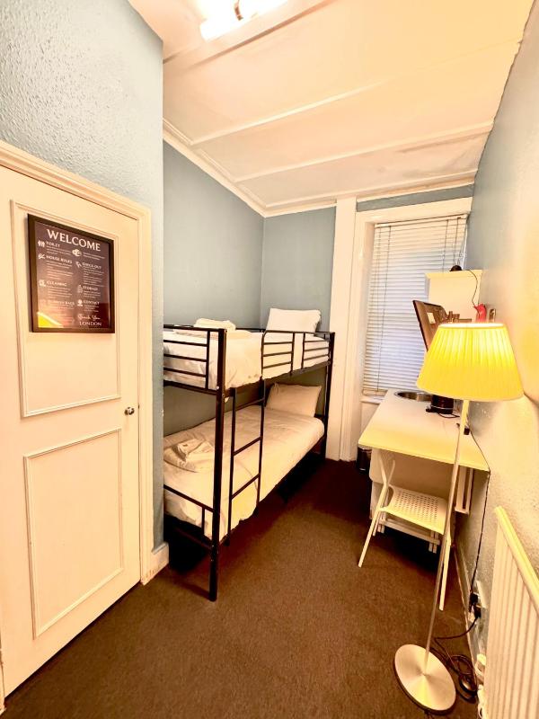 Twin Room with Shared Toilet image 1