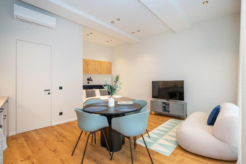 Newly Furnished Vilnius Town Hall Apartments by Reside Baltic - image 6