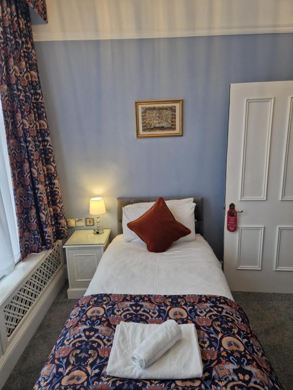 Small Single Room image 1