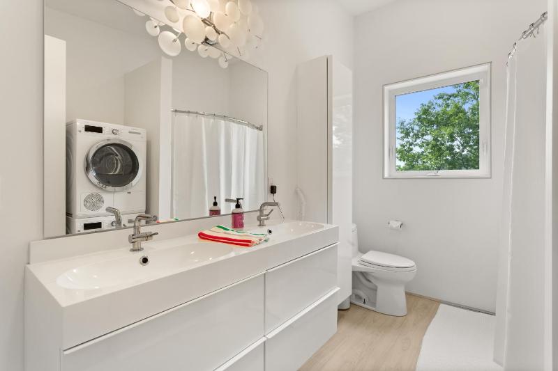 Three-Bedroom House image 4