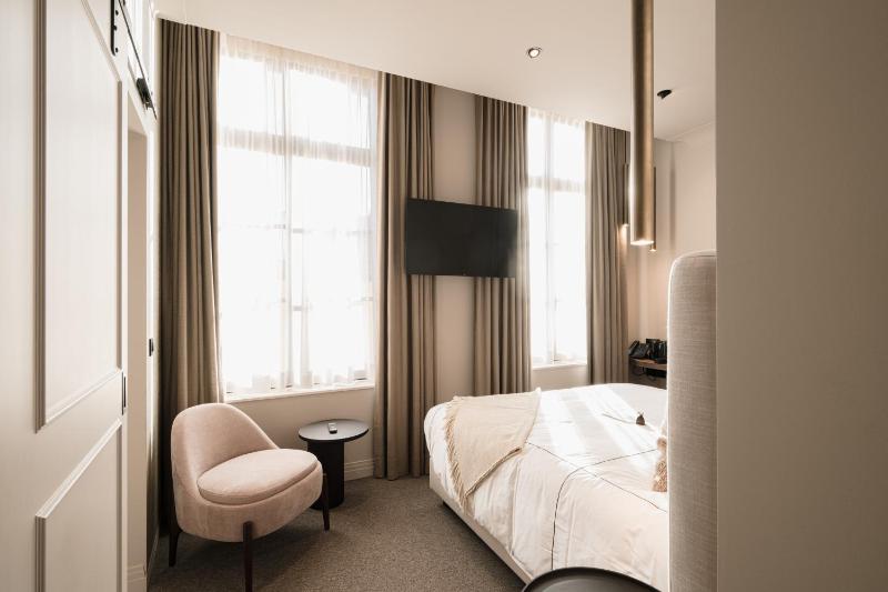 Standard Double Room image 3