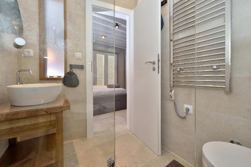 Double Room with City View image 3