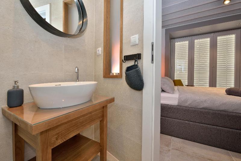 Double Room with City View image 4