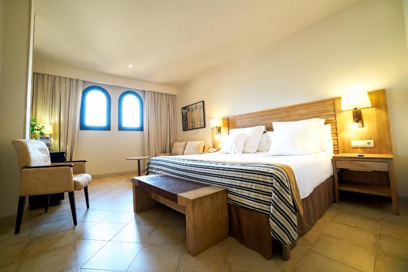 Double Room (2 Adults + 1 Child) image 4