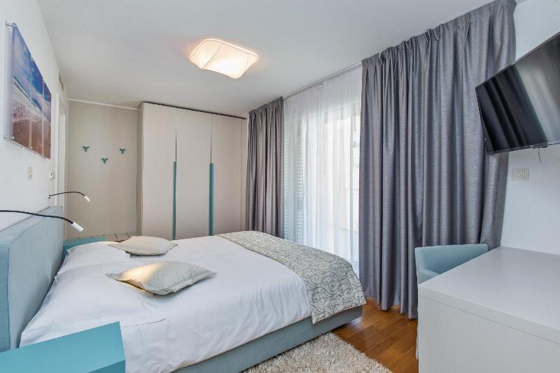 Deluxe Three-Bedroom Apartment with Terrace and Garden View image 3