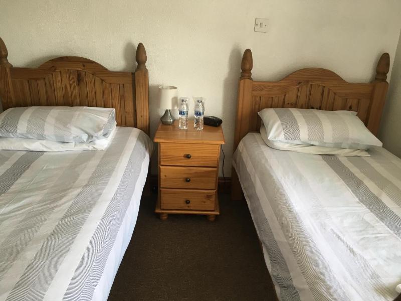 Twin Room with Private Bathroom image 3