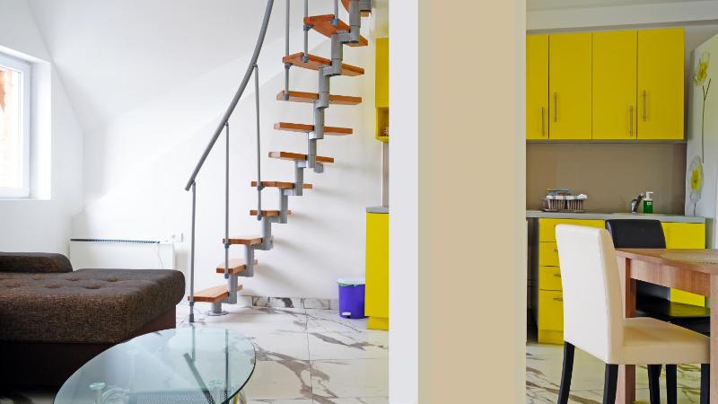 Studio - Split Level image 3